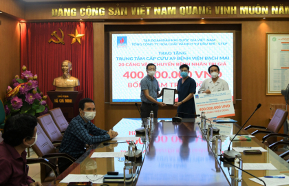 PVChem trao tặng Trung tâm cấp cứu A9 Bệnh viện Bạch Mai 20 xe cáng vận chuyển bệnh nhân